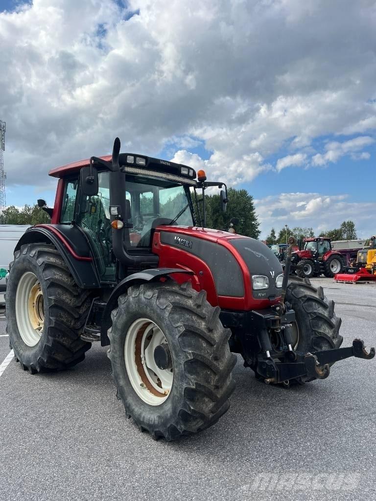 Valtra N 141 Tractors