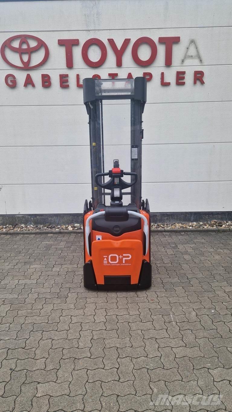 Toyota SPE160 Pedestrian stacker