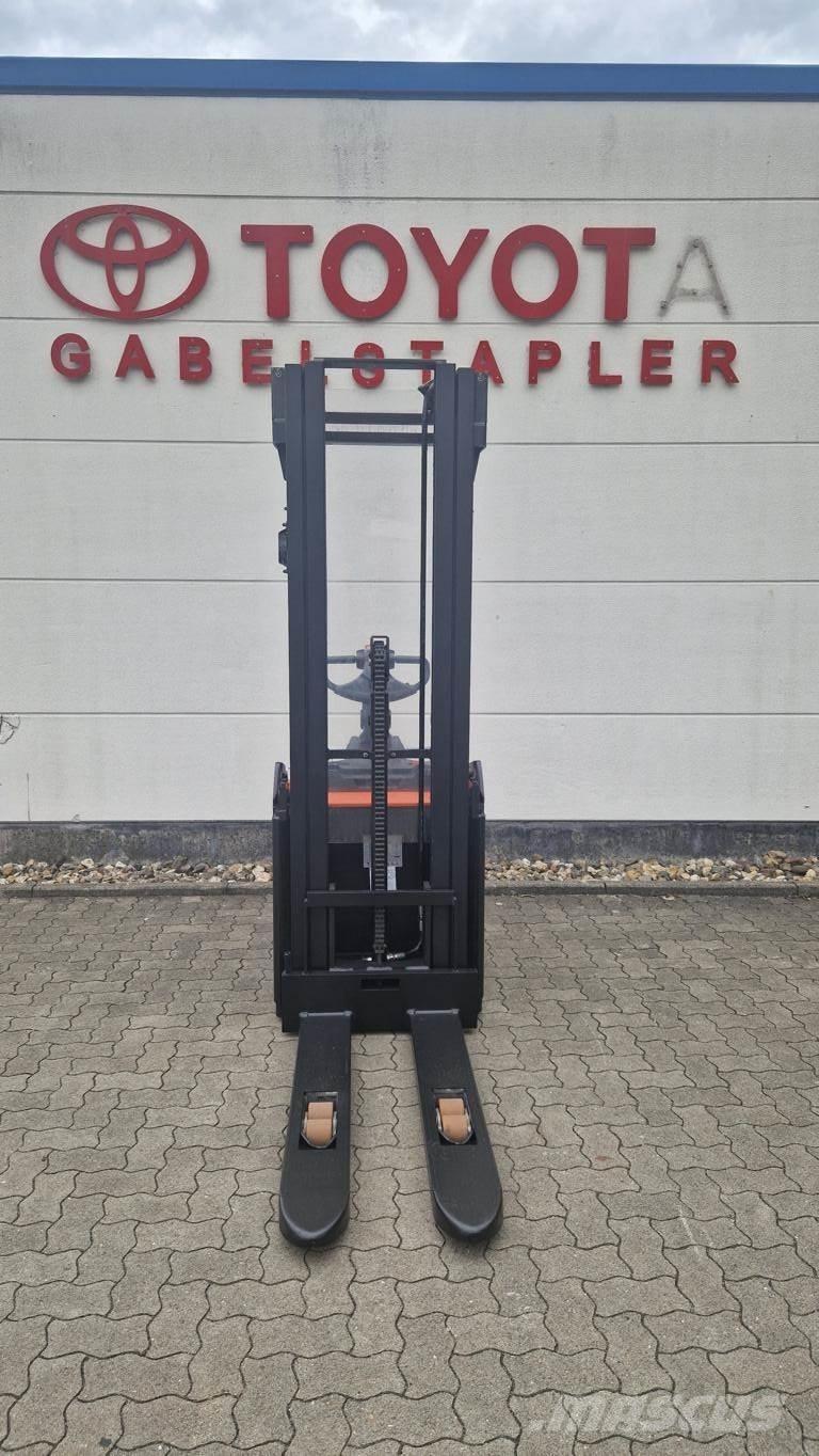 Toyota SPE160 Pedestrian stacker