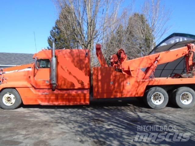 Freightliner FLD 120 Tow Trucks / Wreckers
