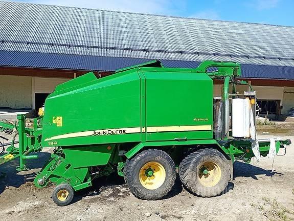 John Deere 744 Round Balers