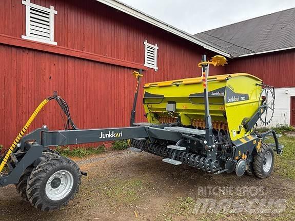 Junkkari T Manure spreaders