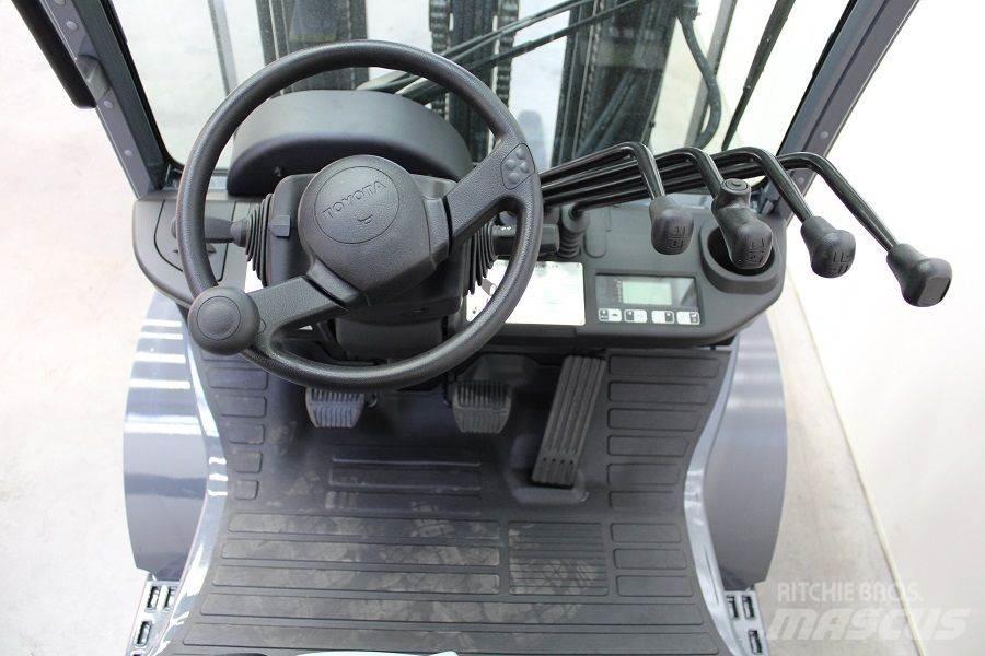 Toyota 02-8FGF25 LPG trucks