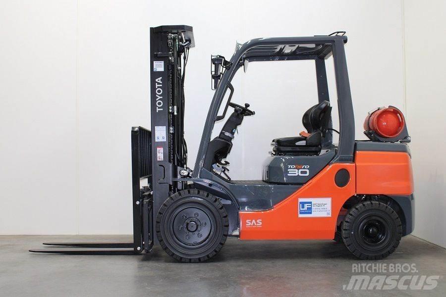 Toyota 02-8FGF30 LPG trucks