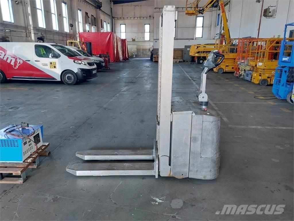 BT SWE120I Manual Pallet Stacker