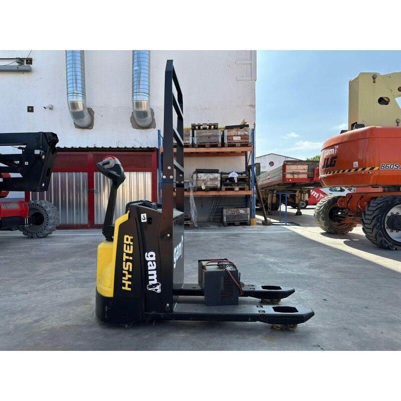 Hyster P2.0 Manual Pallet Stacker