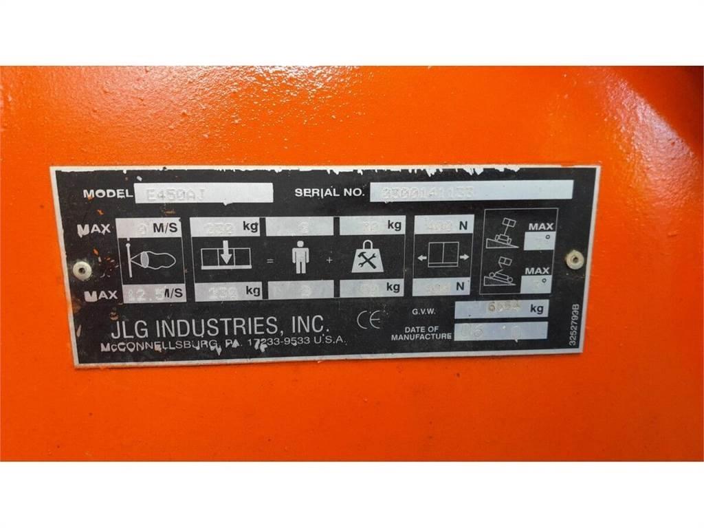 JLG E450AJ Articulated boom lifts