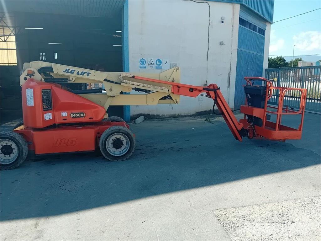 JLG E450AJ Articulated boom lifts