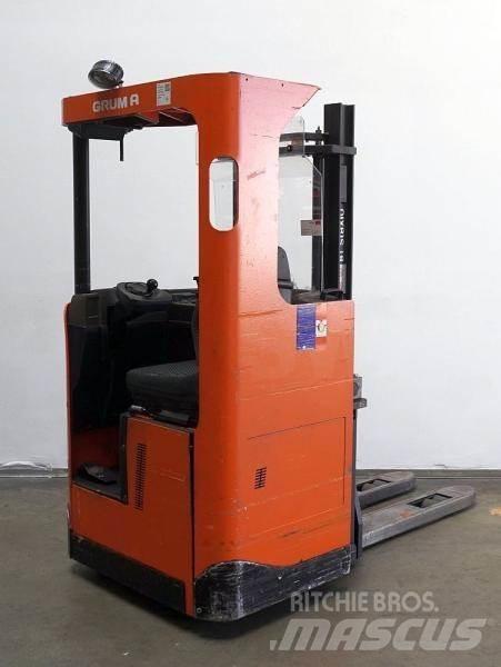 BT SRE135 Self Propelled Stackers