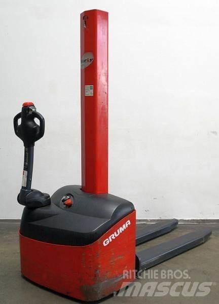 Stacky 10S16 Self Propelled Stackers