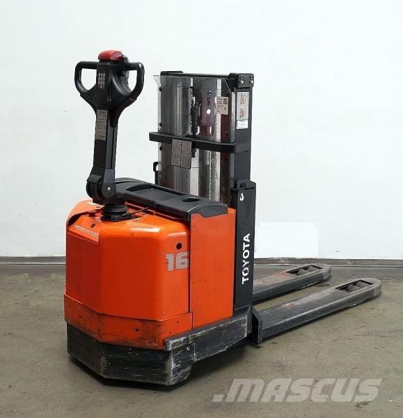 Toyota 7SM Self Propelled Stackers