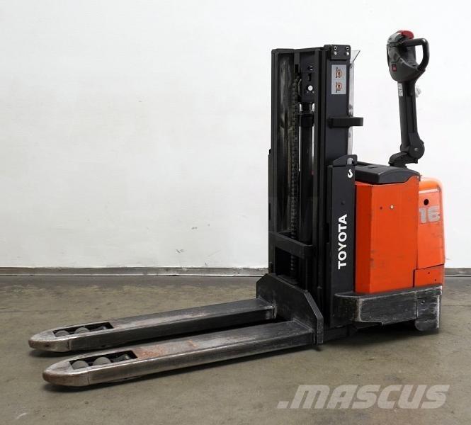 Toyota 7SM Self Propelled Stackers