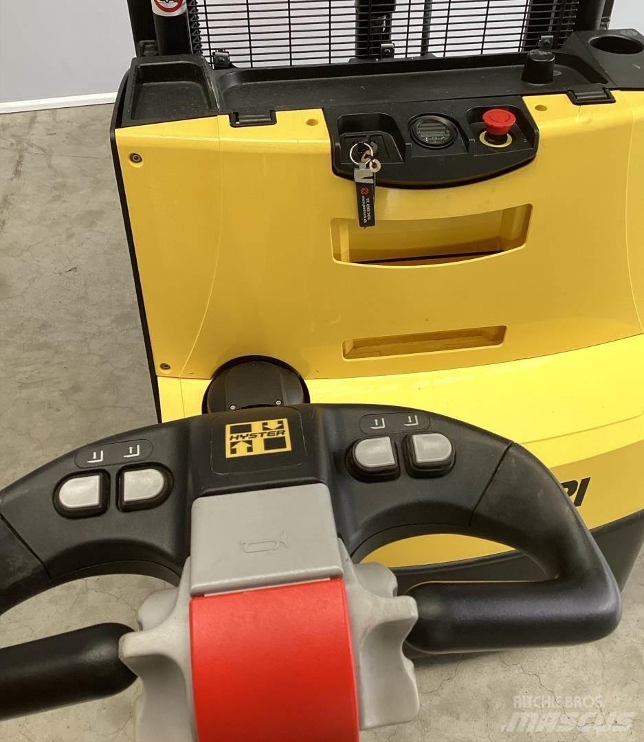 Hyster S1.4 Pedestrian stacker