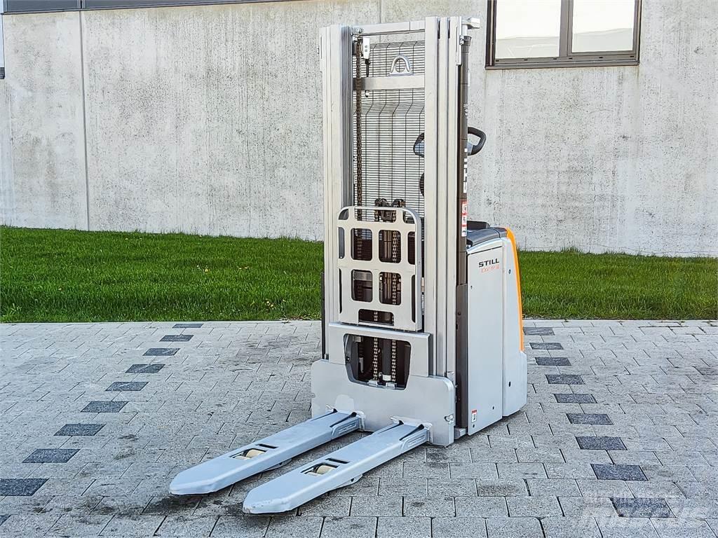 Still EXV SF16i Pedestrian stacker
