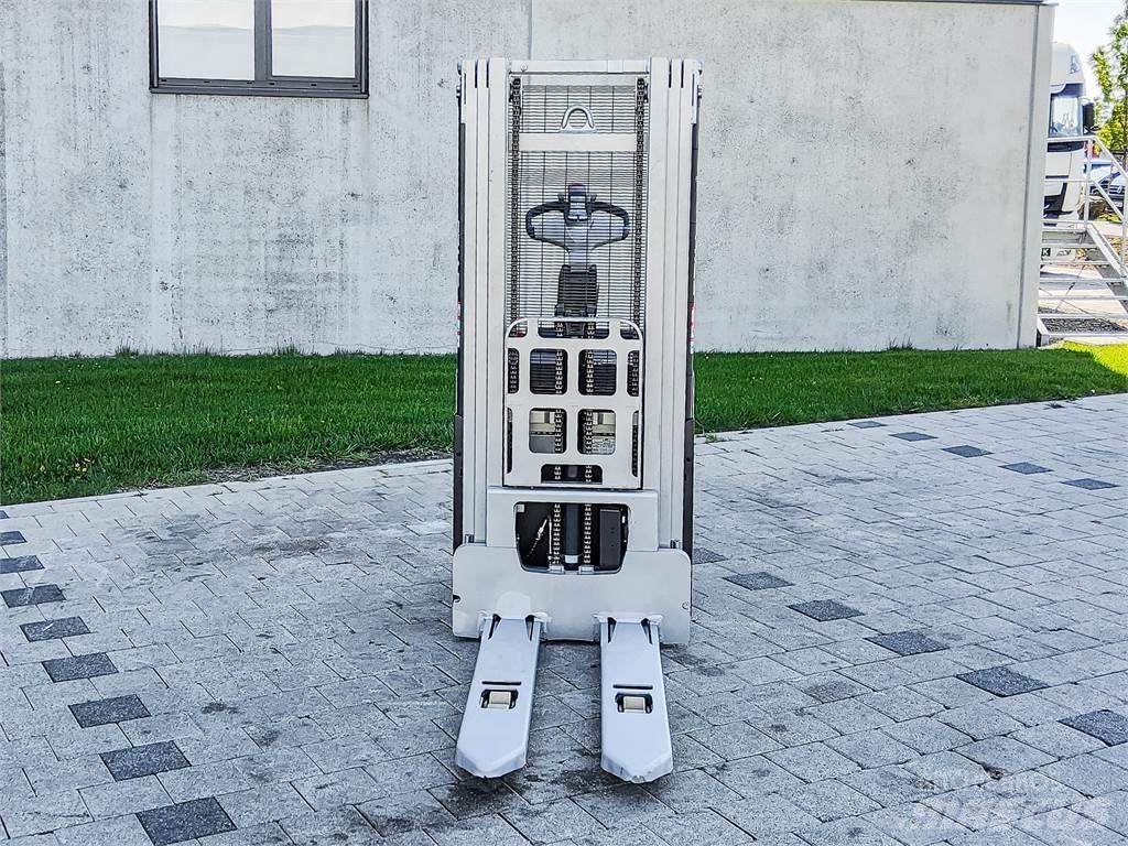 Still EXV SF16i Pedestrian stacker