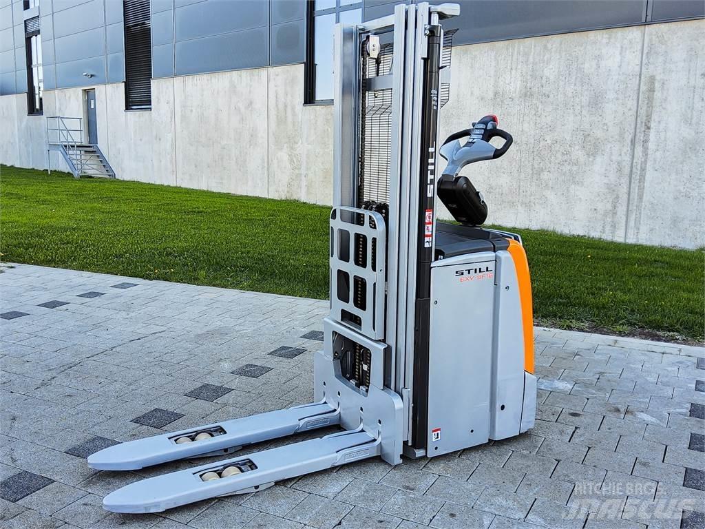 Still EXV SF16i Pedestrian stacker