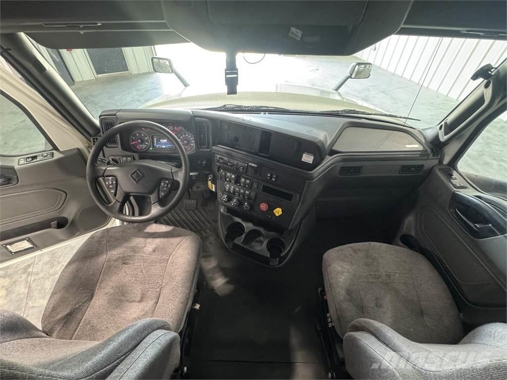 International LT625 Conventional Trucks / Tractor Trucks