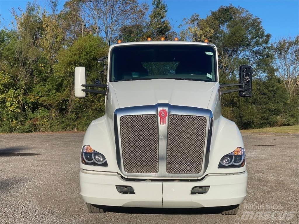 Kenworth T680 Conventional Trucks / Tractor Trucks