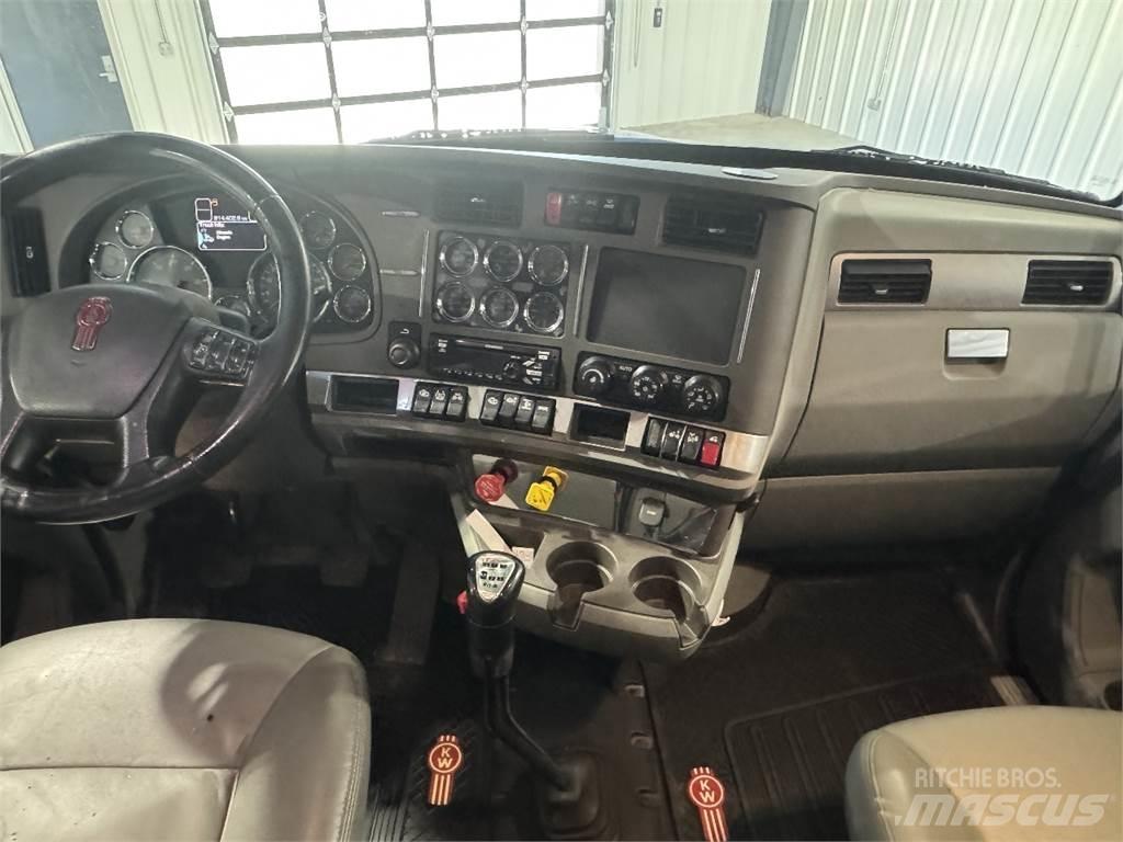 Kenworth T680 Conventional Trucks / Tractor Trucks