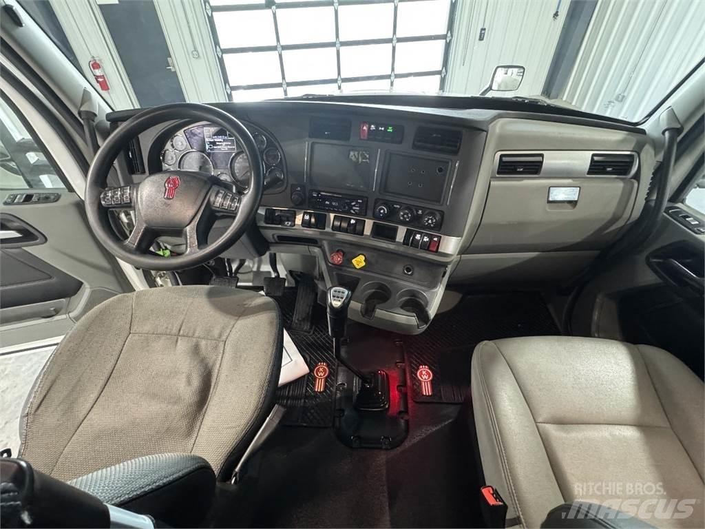 Kenworth T680 Conventional Trucks / Tractor Trucks