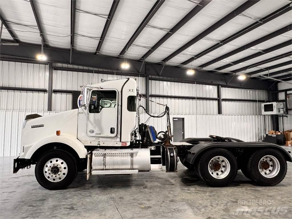 Kenworth T800 Conventional Trucks / Tractor Trucks