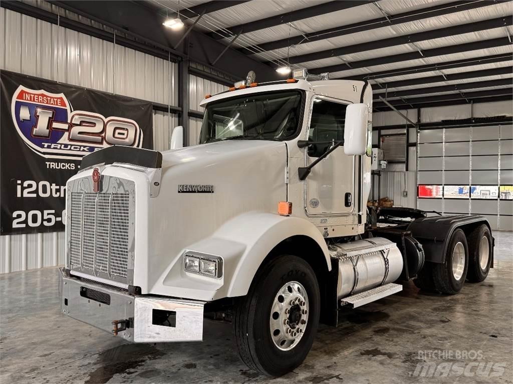 Kenworth T800 Conventional Trucks / Tractor Trucks
