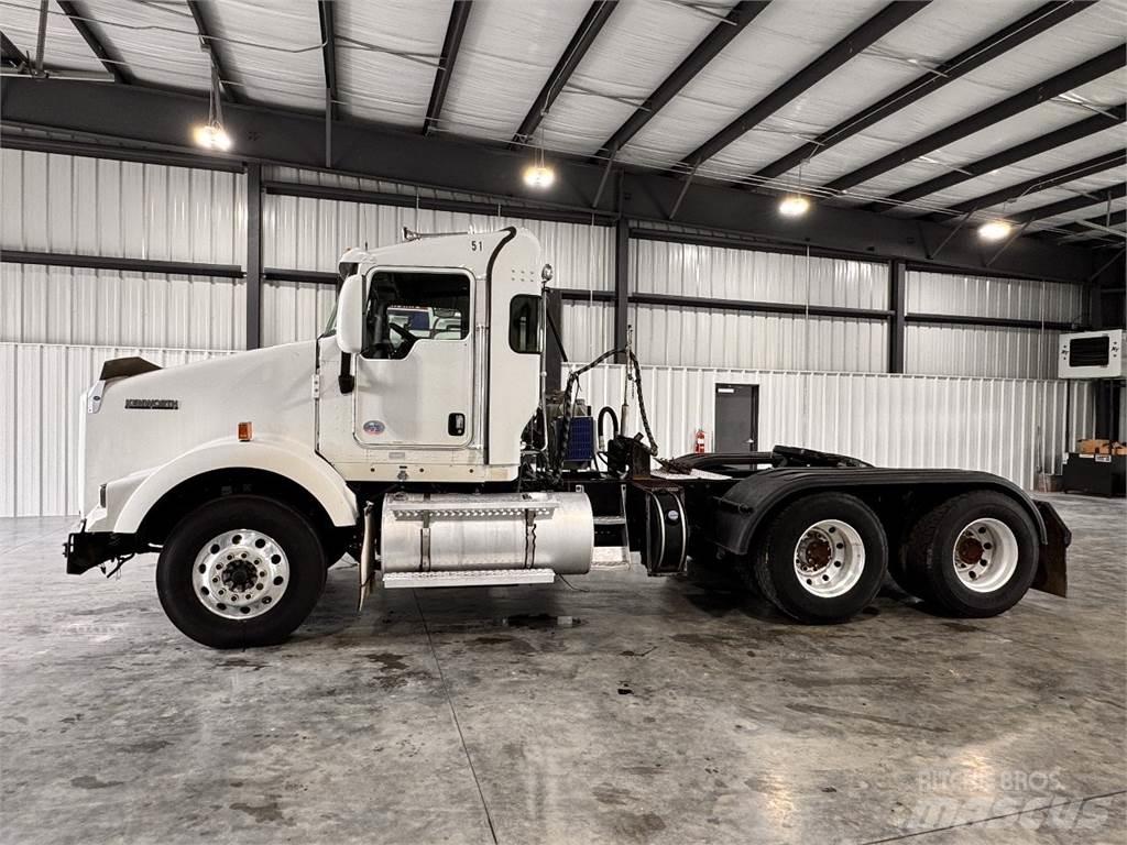 Kenworth T800 Conventional Trucks / Tractor Trucks