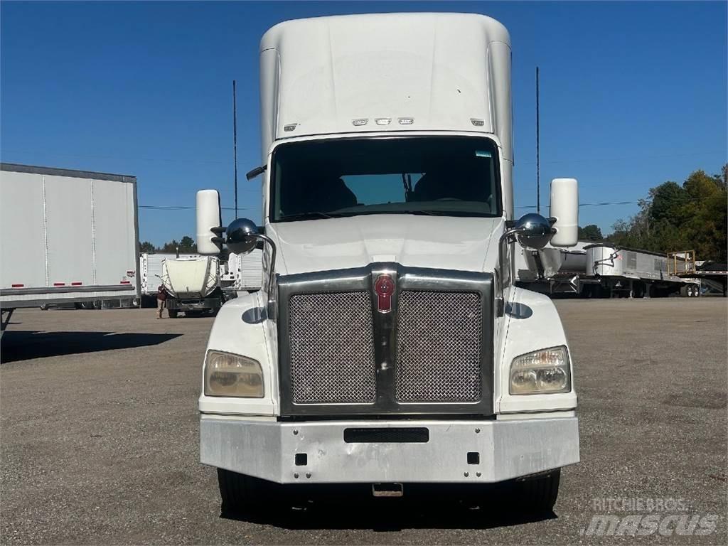 Kenworth T880 Conventional Trucks / Tractor Trucks