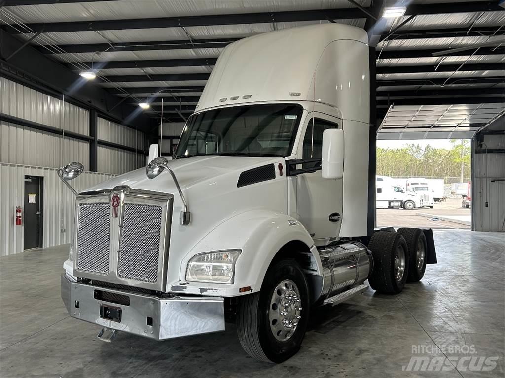 Kenworth T880 Conventional Trucks / Tractor Trucks