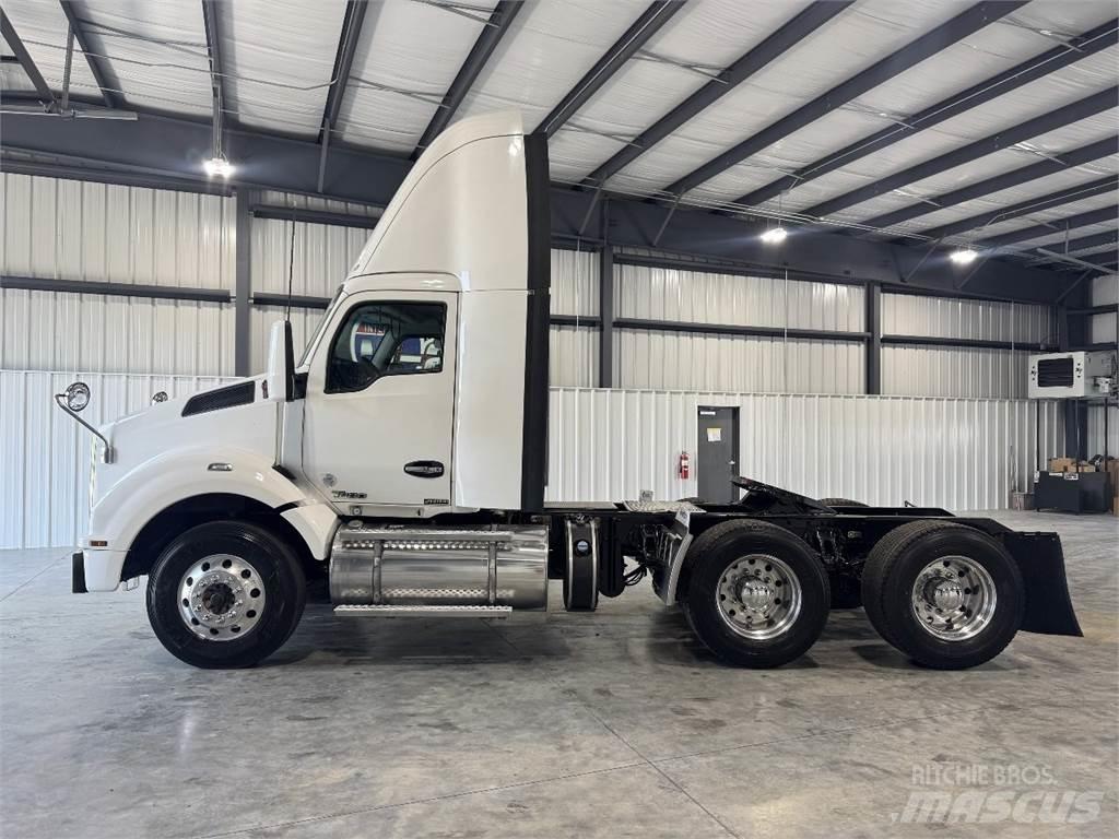 Kenworth T880 Conventional Trucks / Tractor Trucks