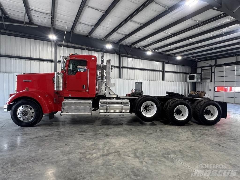 Kenworth W900 Conventional Trucks / Tractor Trucks