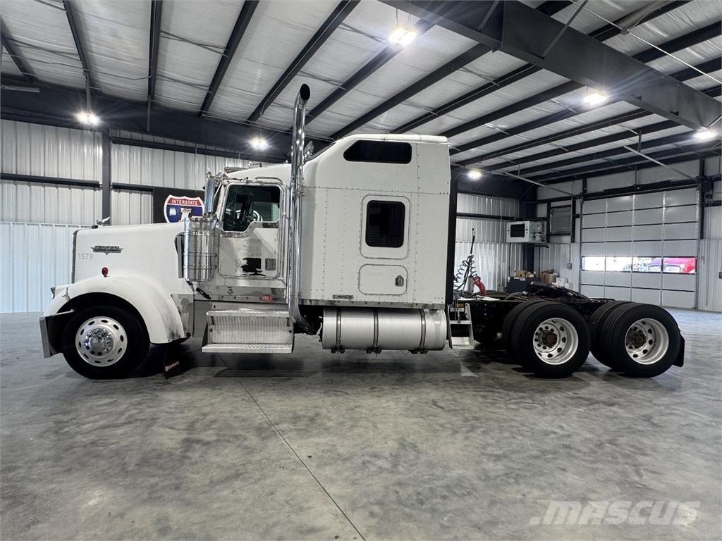 Kenworth W900 Conventional Trucks / Tractor Trucks
