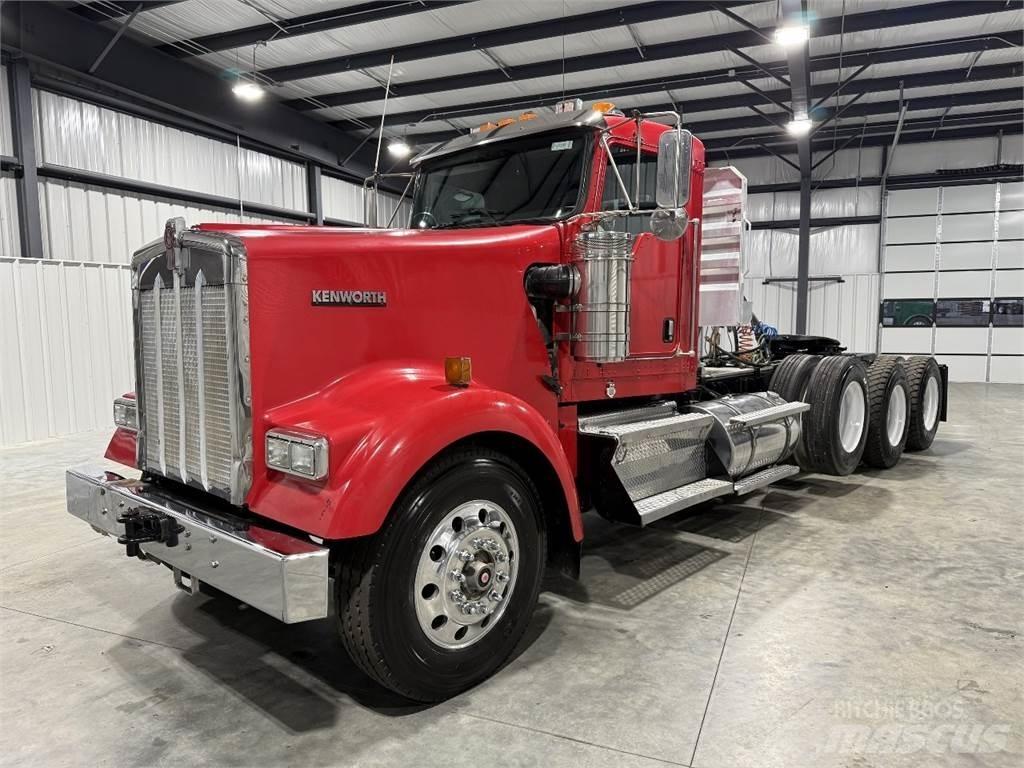 Kenworth W900L Conventional Trucks / Tractor Trucks