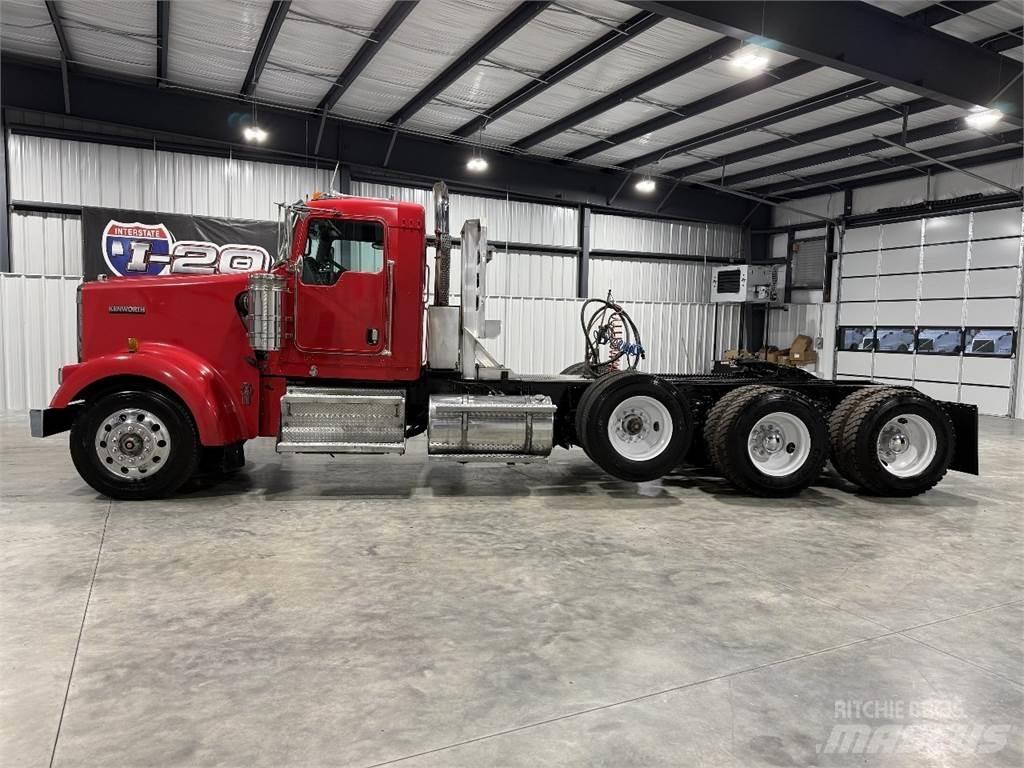 Kenworth W900L Conventional Trucks / Tractor Trucks