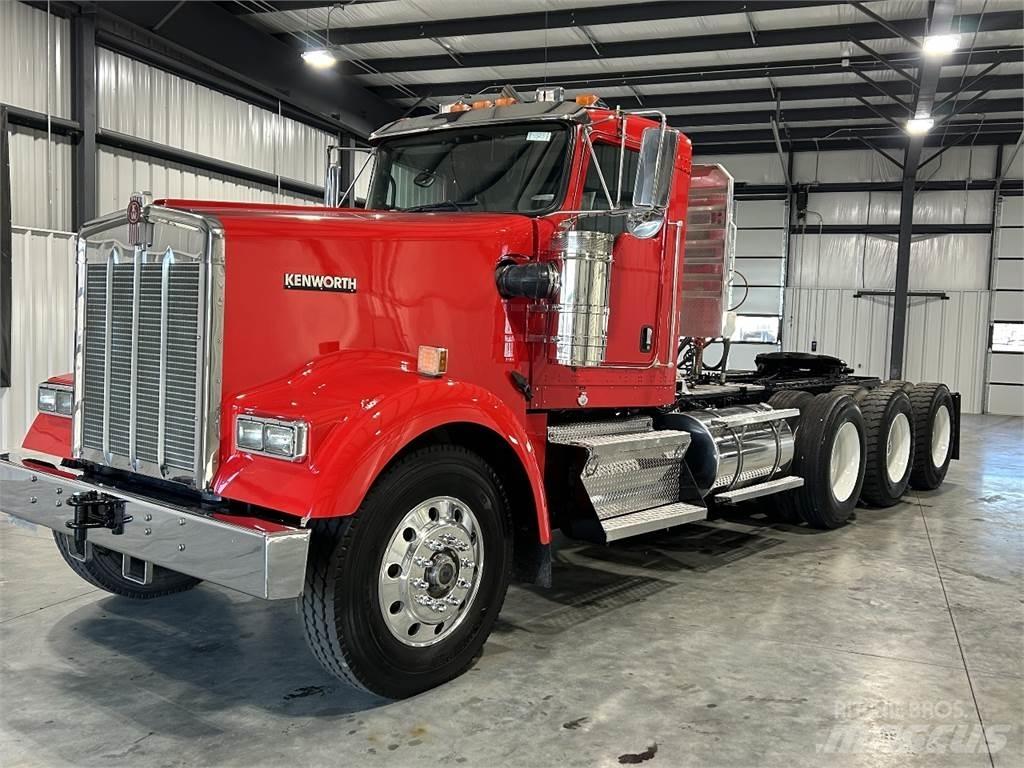 Kenworth W900L Conventional Trucks / Tractor Trucks