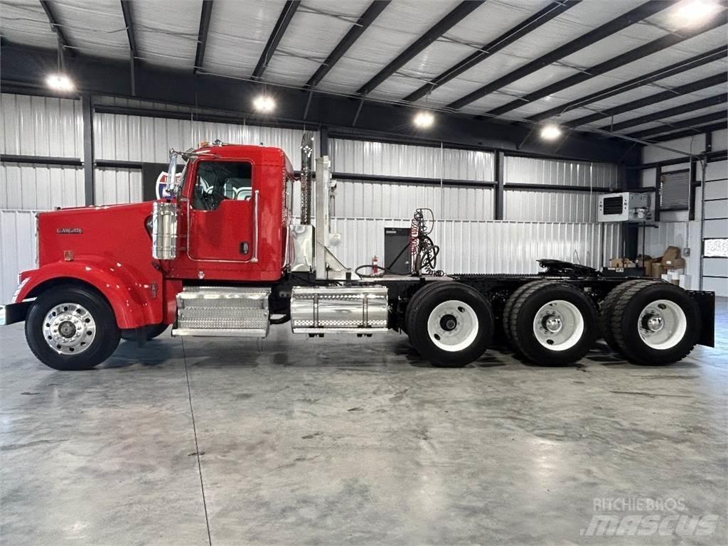 Kenworth W900L Conventional Trucks / Tractor Trucks