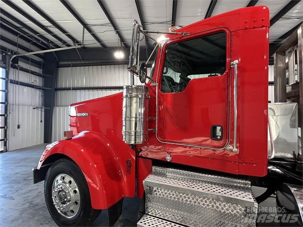 Kenworth W900L Conventional Trucks / Tractor Trucks