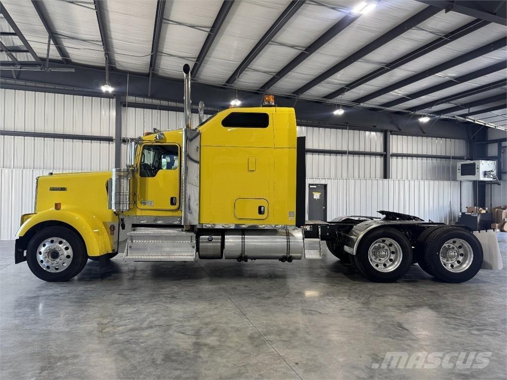 Kenworth W900L Conventional Trucks / Tractor Trucks