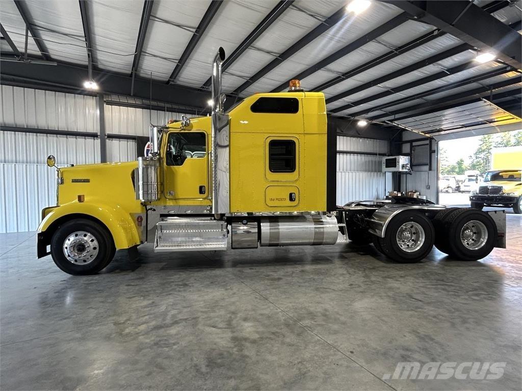 Kenworth W900L Conventional Trucks / Tractor Trucks