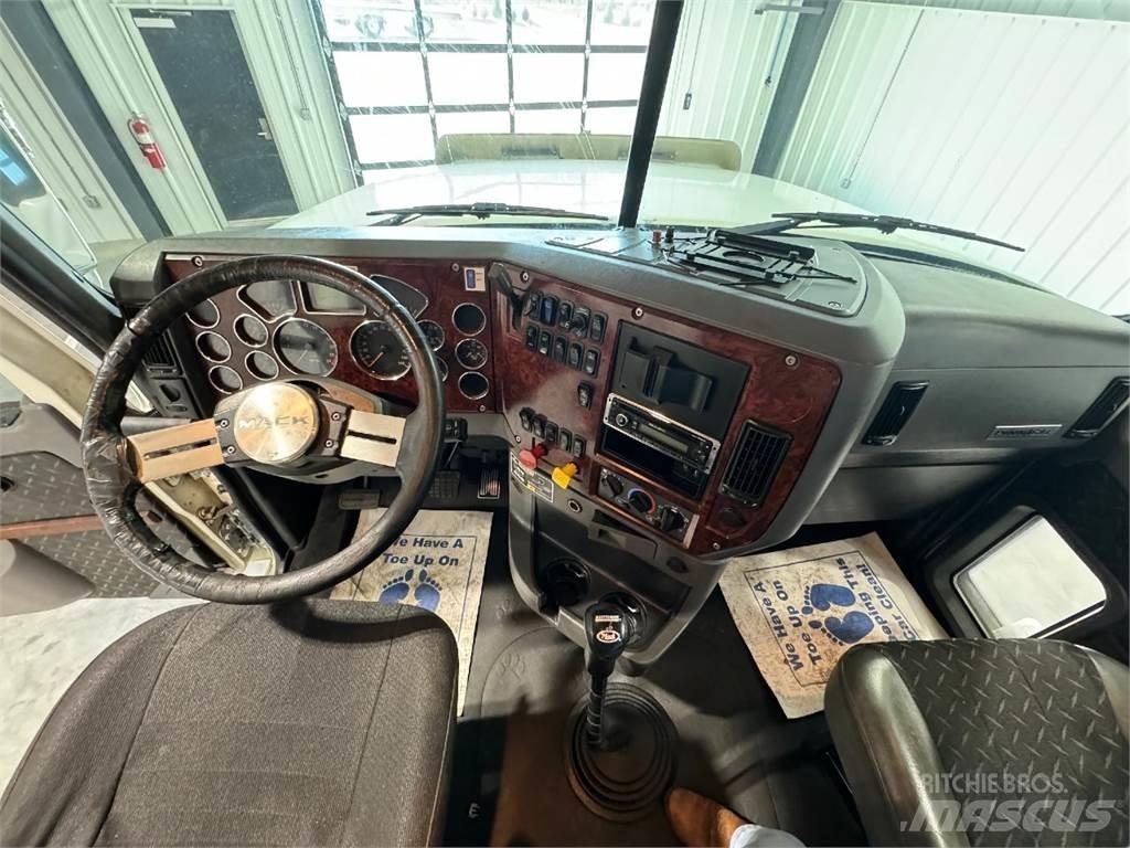 Mack CHU613 Conventional Trucks / Tractor Trucks
