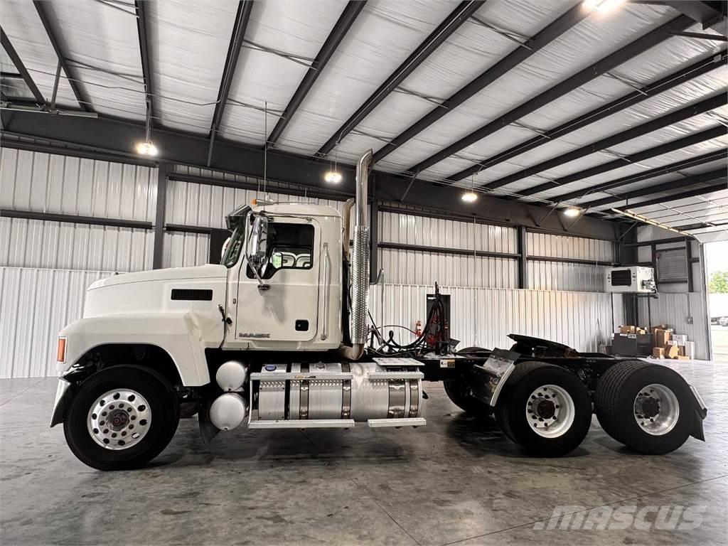Mack CHU613 Conventional Trucks / Tractor Trucks