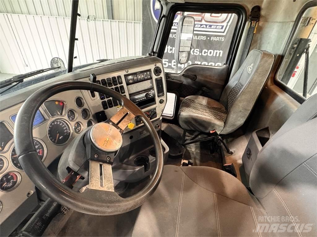 Mack CXU613 Conventional Trucks / Tractor Trucks