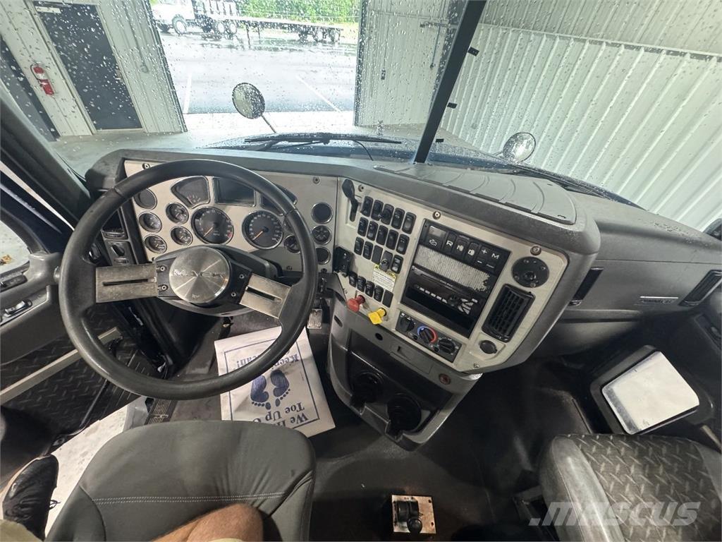 Mack CXU613 Conventional Trucks / Tractor Trucks