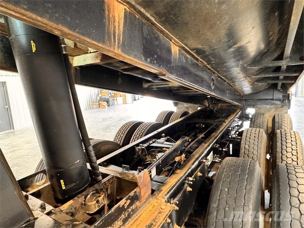 Mack GU713 Dump Trucks