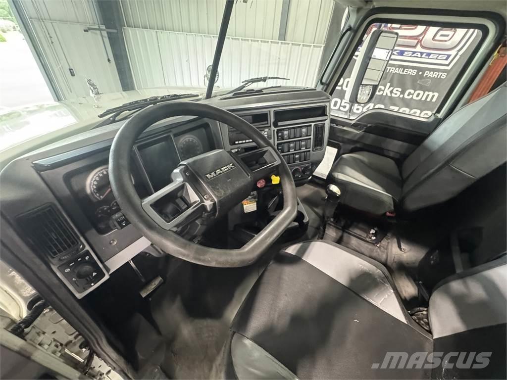 Mack Pinnacle Conventional Trucks / Tractor Trucks