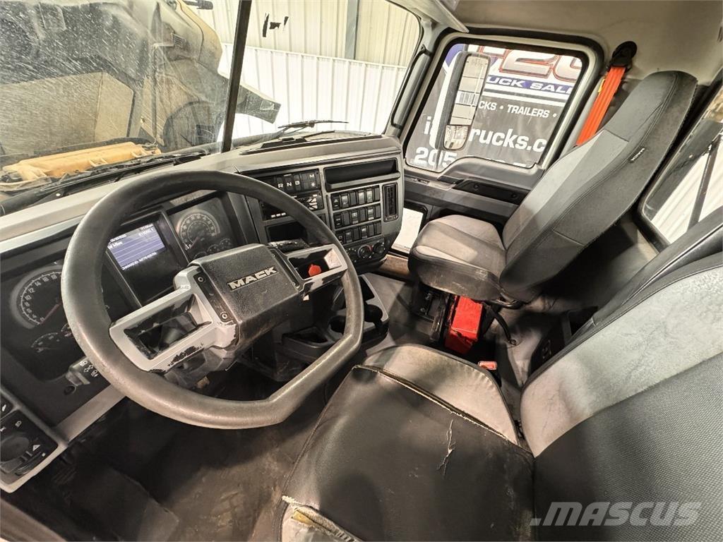 Mack Pinnacle Conventional Trucks / Tractor Trucks