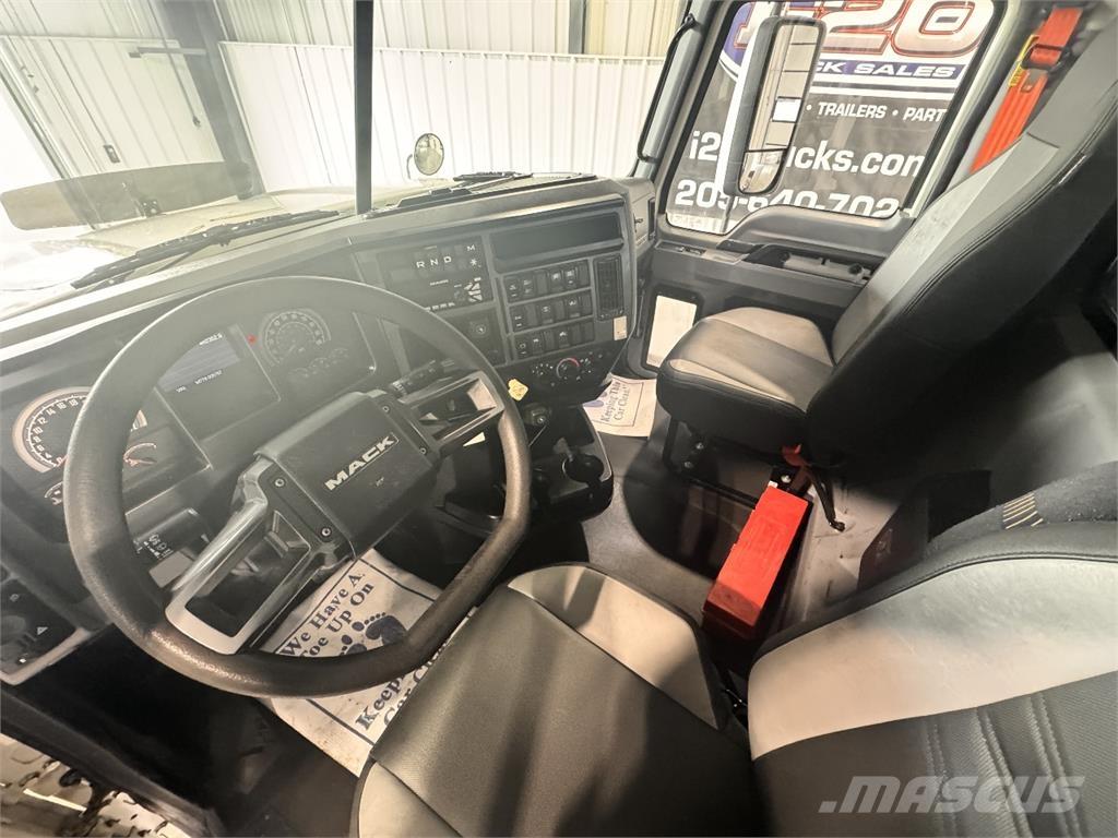Mack Pinnacle Conventional Trucks / Tractor Trucks