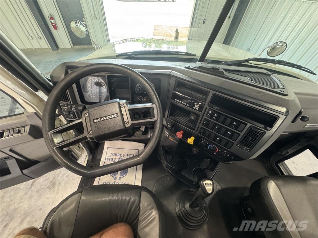 Mack Pinnacle Conventional Trucks / Tractor Trucks