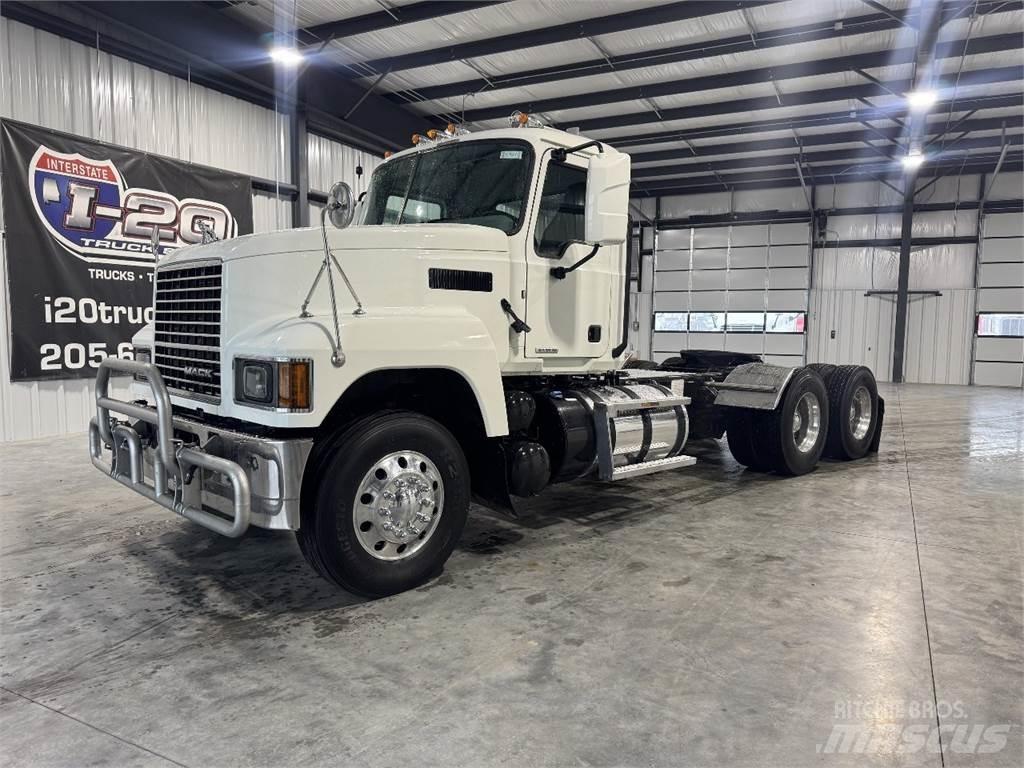 Mack Pinnacle 64T Conventional Trucks / Tractor Trucks