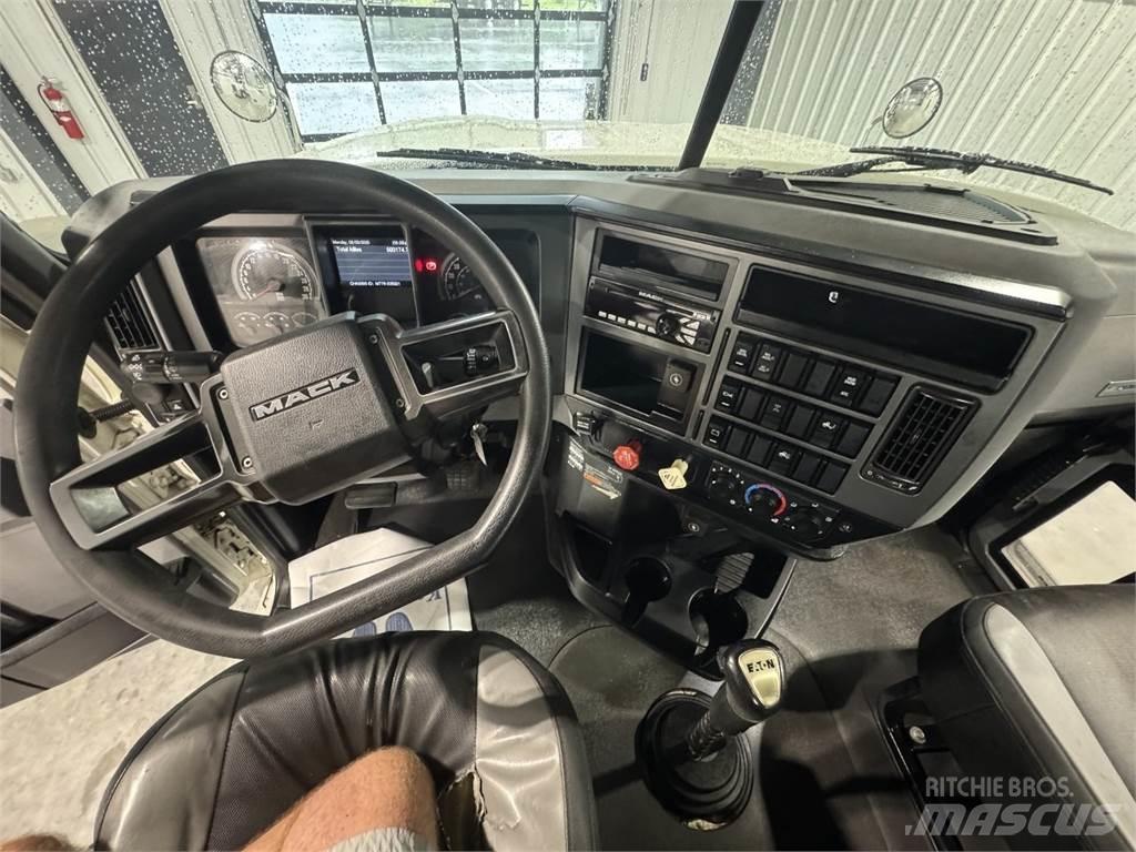 Mack Pinnacle 64T Conventional Trucks / Tractor Trucks